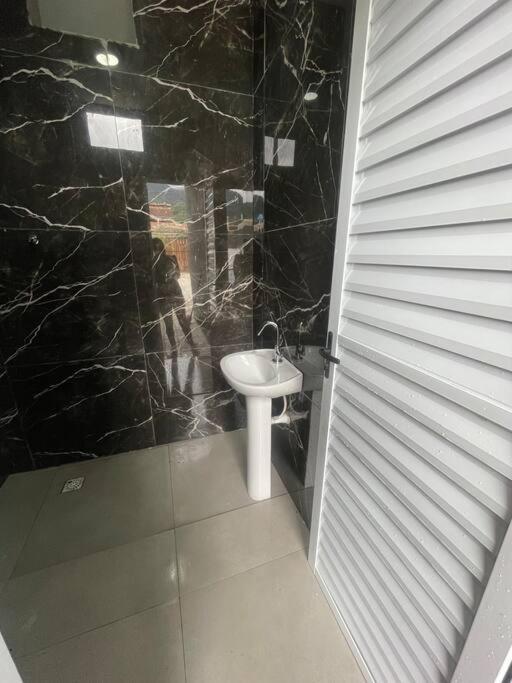 Casa Espacosa Com Piscina Em